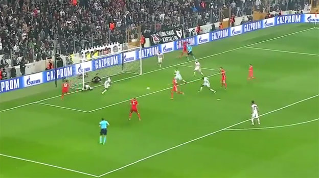FIFA v reálnom živote: Benfica dnes proti Besiktasu nastrelila brvno, brvno, tyčku a nakoniec padol gól! (VIDEO)