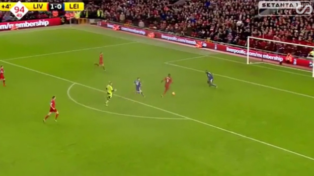 Sebec Benteke mal pred sebou prázdnu bránu, gól Liverpoolu to však nebol! (VIDEO)