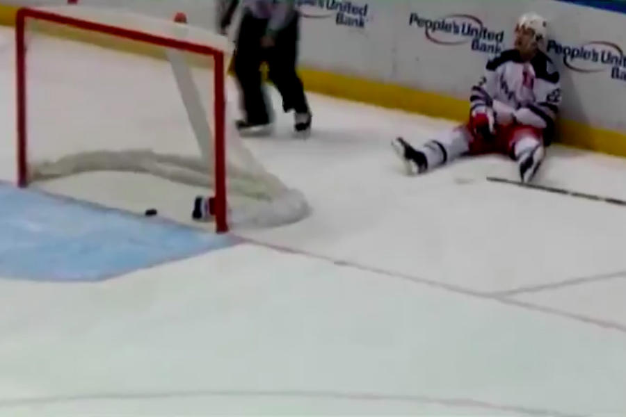 Hráčovi v AHL sa naozaj oplatilo hodiť do strely súpera. Odrazený puk skončil v prázdnej bránke! (VIDEO)