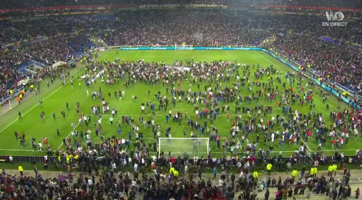 Zápas Európskej Ligy sa musel posunút: Pozrite si zábery z bitky fanúšikov Lyonu a Besiktasu! (VIDEO)