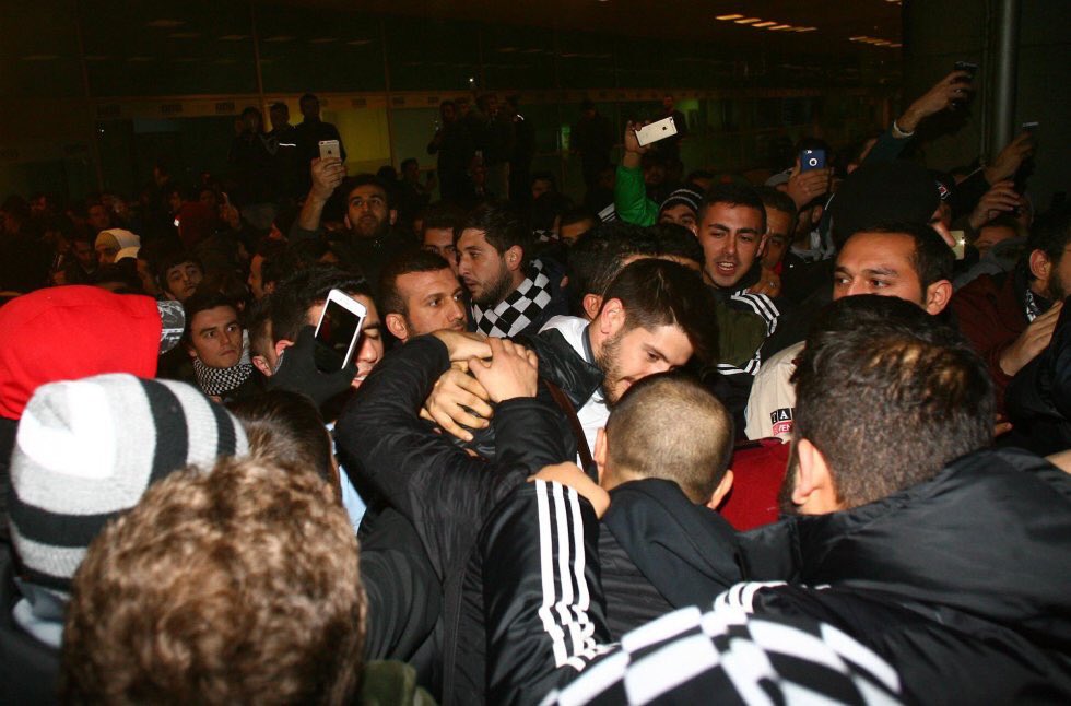 Toto sú praví fanúšikovia: Priaznivci Besiktasu vítali hráčov o štvrtej ráno na letisku po prehre 0:6! (VIDEO)
