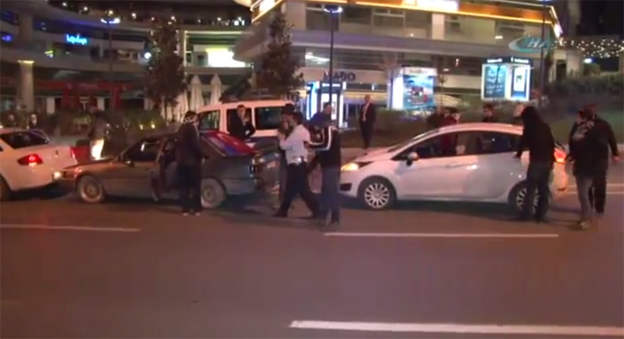 Fanúšikovia Besiktasu trúbili celú noc pred hotelom Liverpoolu, musela zasahovať polícia!