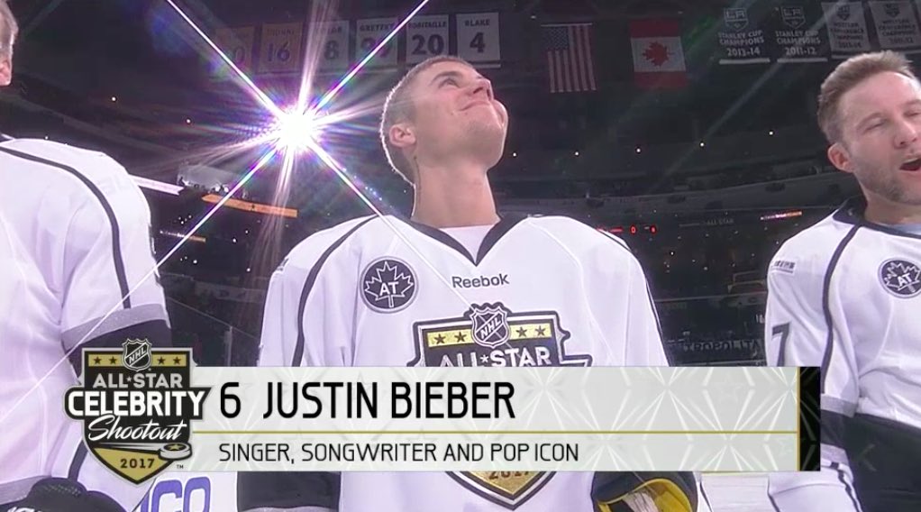 Justin Bieber si zahral v zápase hviezd NHL. Strelil gól a prišpendlil ho o mantinel Chris Pronger! (VIDEO)