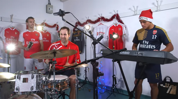 Bubenník Petr Čech a klavírista Alexis Sanchez hrajú naživo vianočnú pesničku (VIDEO)