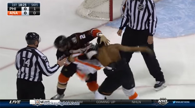 Bitka v NHL: Kevin Bieksa úplne vyzliekol Simmondsa z Philadelphie! (VIDEO)