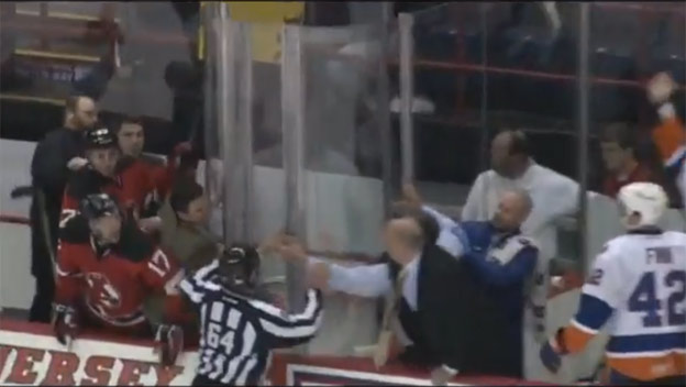 Hromadná bitka v nočnom zápase AHL, do seba sa chceli pustiť aj obaja tréneri! (VIDEO)
