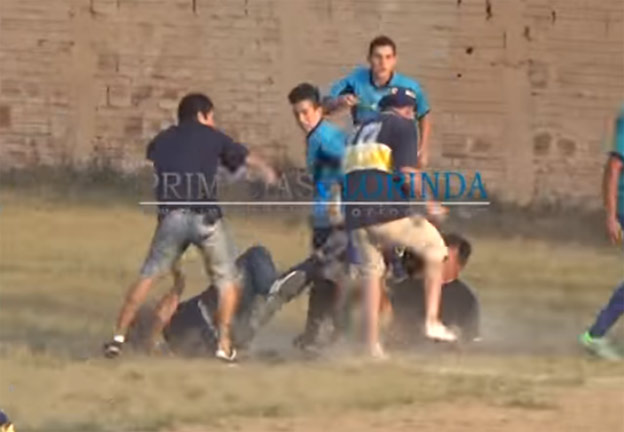 Šialené zábery z Argentíny: Diváci surovo dokopali rozhodcu, ktorý nariadil penaltu! (VIDEO)