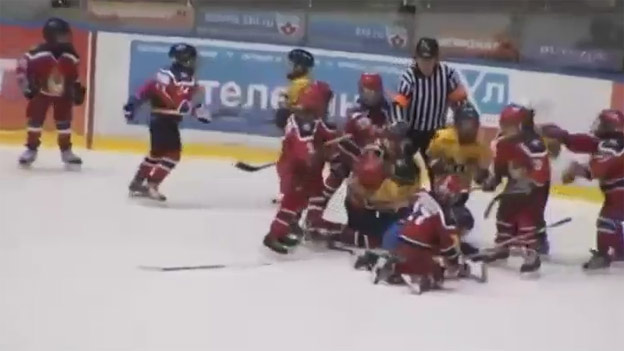 Hromadná hokejová bitka žiakov v Rusku