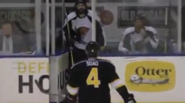 Hokejistovi v ECHL sa nepáčil krošček. Strhla sa bitka na trestnej lavici! (VIDEO)