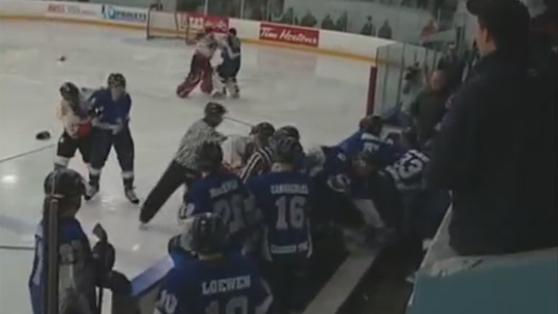 Neskutočné zábery na hokejovú bitku v kanadskej juniorke