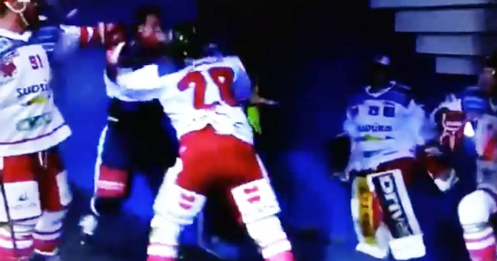 Toto tu ešte nebolo: Dvaja hokejisti z EBEL ligy sa pobili počas televízneho rozhovoru! (VIDEO)