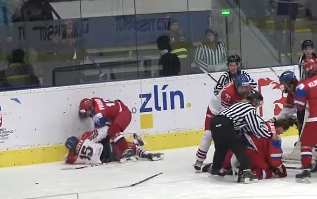 Hromadná bitka mladých hokejistiek Česka a Ruska na Majstrovstvách sveta do 18 rokov! (VIDEO)