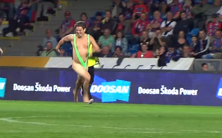 Fanúšik v plavkách Borata vbehol na trávnik počas zápasu Plzne (VIDEO)