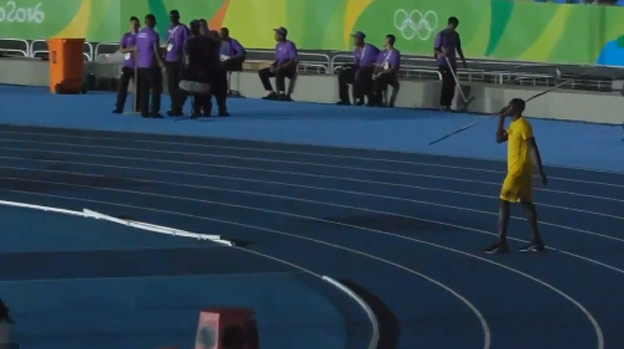 Showman Usain Bolt: Na štadióne si zobral oštep a hodil 60 metrov! (VIDEO)