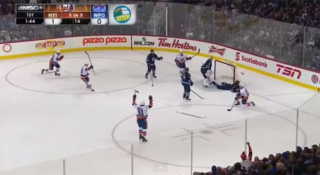 Neskutočná náhoda obrancu Islanders: Pozrite ako prihral so zlomenou hokejkou