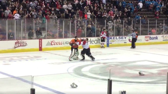 Bitka brankárov v ECHL: Po jednej rane prišlo K.O. Potom následovalo krásne športové gesto! (VIDEO)