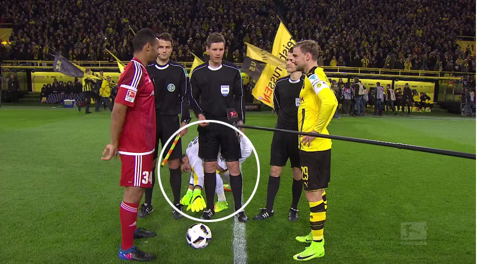 Brankár Dortmundu baví internet s jeho tradíciou pred zápasom. Rozhodcom kradne loptu! (VIDEO)