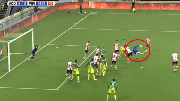 Neuveriteľný moment: Brankár vyrovnal pätičkou v 95. minúte proti PSV na 2:2! (VIDEO)