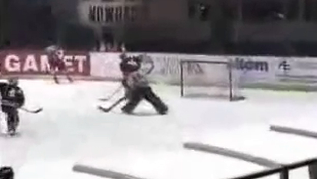 Toto neuvidíte ani v NHL: Slovenský brankár sa rozhodol zaútočiť a podarilo sa mu streliť gól! (VIDEO)