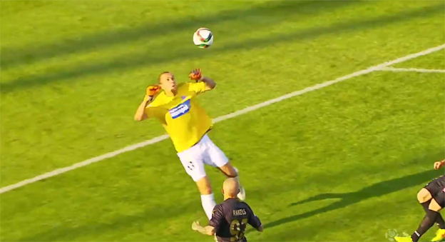 Brankár v Poľskej lige sa chcel hrať na Neuera, moc mu to ale nevyšlo! (VIDEO)
