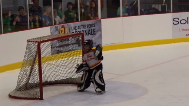Malý hokejový brankár si prerušenia naozaj užíva, pozrite si jeho skvelé tanečné kreácie (VIDEO)