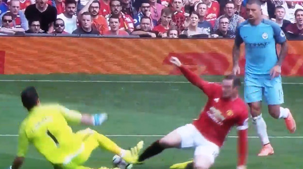 Claudio Bravo mal byť v premiére proti United zrejme vylúčený, pozrite si jeho nepríjemný zákrok na Rooneyho! (VIDEO)