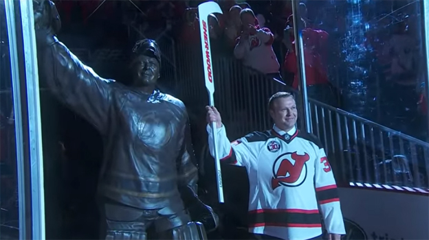 Takto sa uctieva legenda: New Jersey Devils vyvesilo dres Brodeura pod strechu štadióna! (VIDEO)
