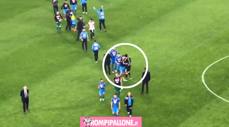 Gianluigi Buffon je trieda: Po včerajšej prehre si ako jediný počkal na všetkých hráčov Neapola a podal im ruku! (VIDEO)