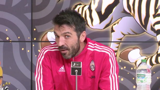 Malý chlapec sa opýtal Buffona, prečo zostal v Juventuse aj keď vypadol do druhej Ligy? (VIDEO)