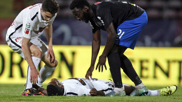 Obrovská futbalová tragédia: Hráč Dinama Bukurešť zomrel na infarkt priamo na ihrisku! (VIDEO)