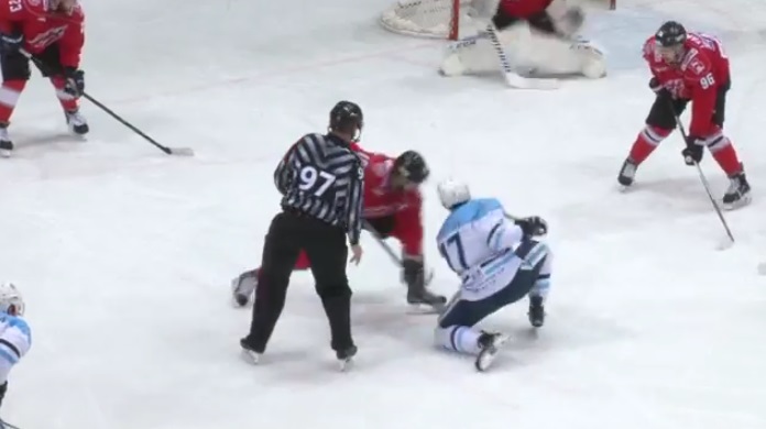 Hokejista Novosibirsku rozhodol zápas netradičným gólom, keď skóroval priamo z vhadzovania! (VIDEO)