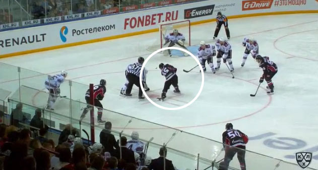 Úžasný gól v KHL hneď v prvom kole: Hokejista Omsku sa proti Rige trafil priamo z buly! (VIDEO)