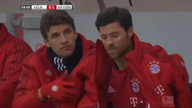 Starostlivý otecko: Thomas Müller sa na lavičke stará o Xabiho Alonsa (VIDEO)