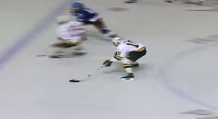 Ruská raketa Pavel Bure ohúril neskutočnou rýchlosťou vo svojom prvom zápase NHL (VIDEO)