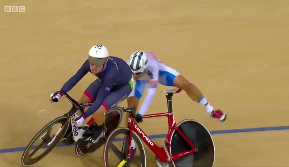 Mark Cavendish sa znovu predviedol. Vo finále dráhovej cyklistiky poslal súpera do nemocnice! (VIDEO)