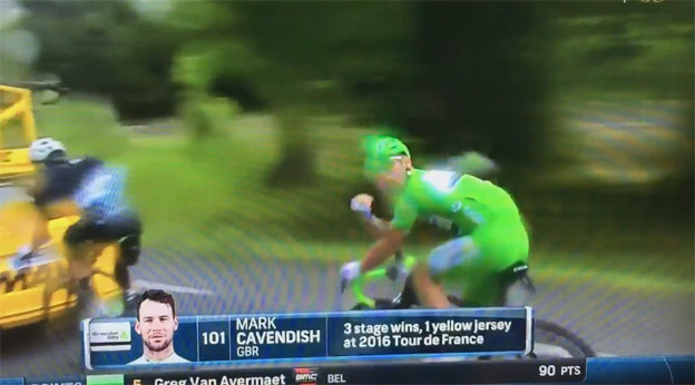 Cavendish sa nemôže už ani vymočiť. Kameraman na motorke ho stále sledoval! (VIDEO)