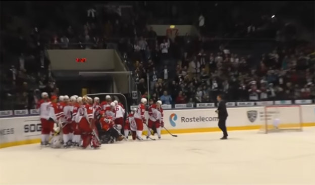 Hráči Víťazu Podoľsk zostali na ľade po zápase na Slovane a sledovali ďakovačku belasých! (VIDEO)