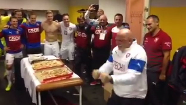 Epický prejav maséra v šatni Česka po postupe na EURO 2016 (VIDEO)