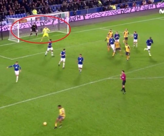 Šialený záver zápasu medzi Arsenalom a Evertonom. Petr čech sa musel zahrať na útočníka! (VIDEO)