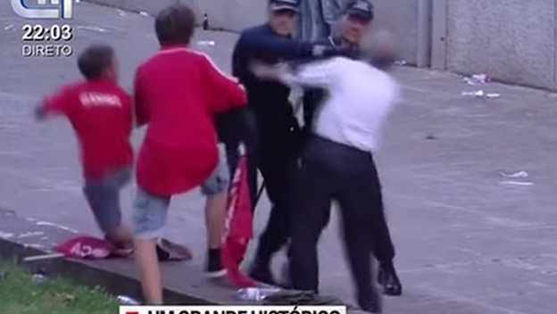Šokujúce zábery: Policajti pred štadiónom surovo mlátia otca s dedkom!