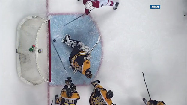 Zdeno Chára zachránil Bostonu dôležitý bod, keď v závere vyrazil puk z bránkovej čiary! (VIDEO)