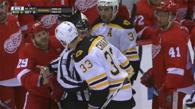 Hráč Detroitu trafil Cháru s hokejkou medzi nohy, od nakladačky ho zachránil rozhodca! (VIDEO)
