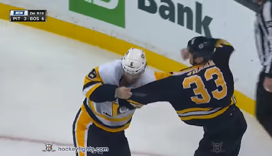 Zdeno Chára sa znovu pobil. Tentoraz si to rozdal s dvojmetrovým obrancom Pittsburghu Penguins! (VIDEO)