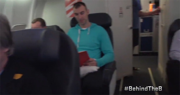 Zdeno Chára s Bostonom podľahol Mannequin Challenge: Pozrite si ich pózovanie počas letu na zápas! (VIDEO)