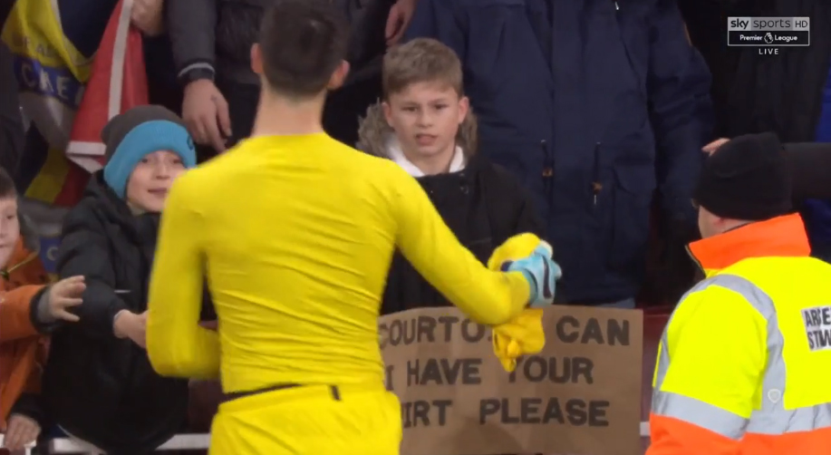 Pekne gesto od brankára Chelsea: Thibaut Courtois po zápase na Arsenale priniesol mladému fanúšikovi jeho dres! (VIDEO)