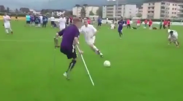 Wau! Chlapec s jednou nohou strelil krásny gól proti zdravím súperom! (VIDEO)