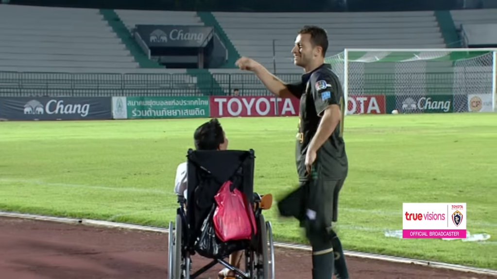 Krásne gesto od brazílskeho útočníka, ktorý oslávil gól s divákom na vozíčku (VIDEO)