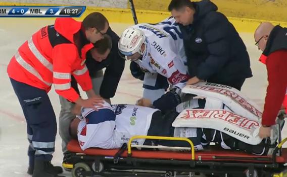 Nepríjemné zranenie slovenského brankára Čiliaka v Česku. Kričal od bolesti a vyniesť ho museli na nosidlách! (VIDEO)