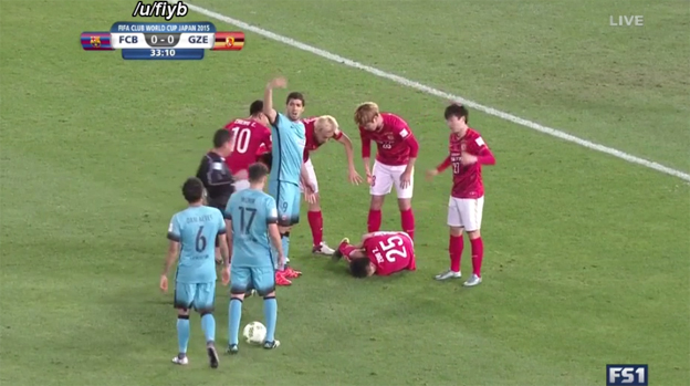 Hororové zranenie v zápase Barcelony, Číňan Zou Zheng si takto desivo zlomil nohu! (VIDEO)