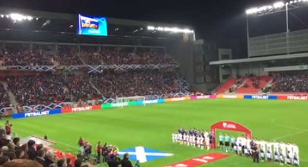 Divácky záber na hymny Slovenska a Škótska pred dnešným zápasom v Trnave! (VIDEO)
